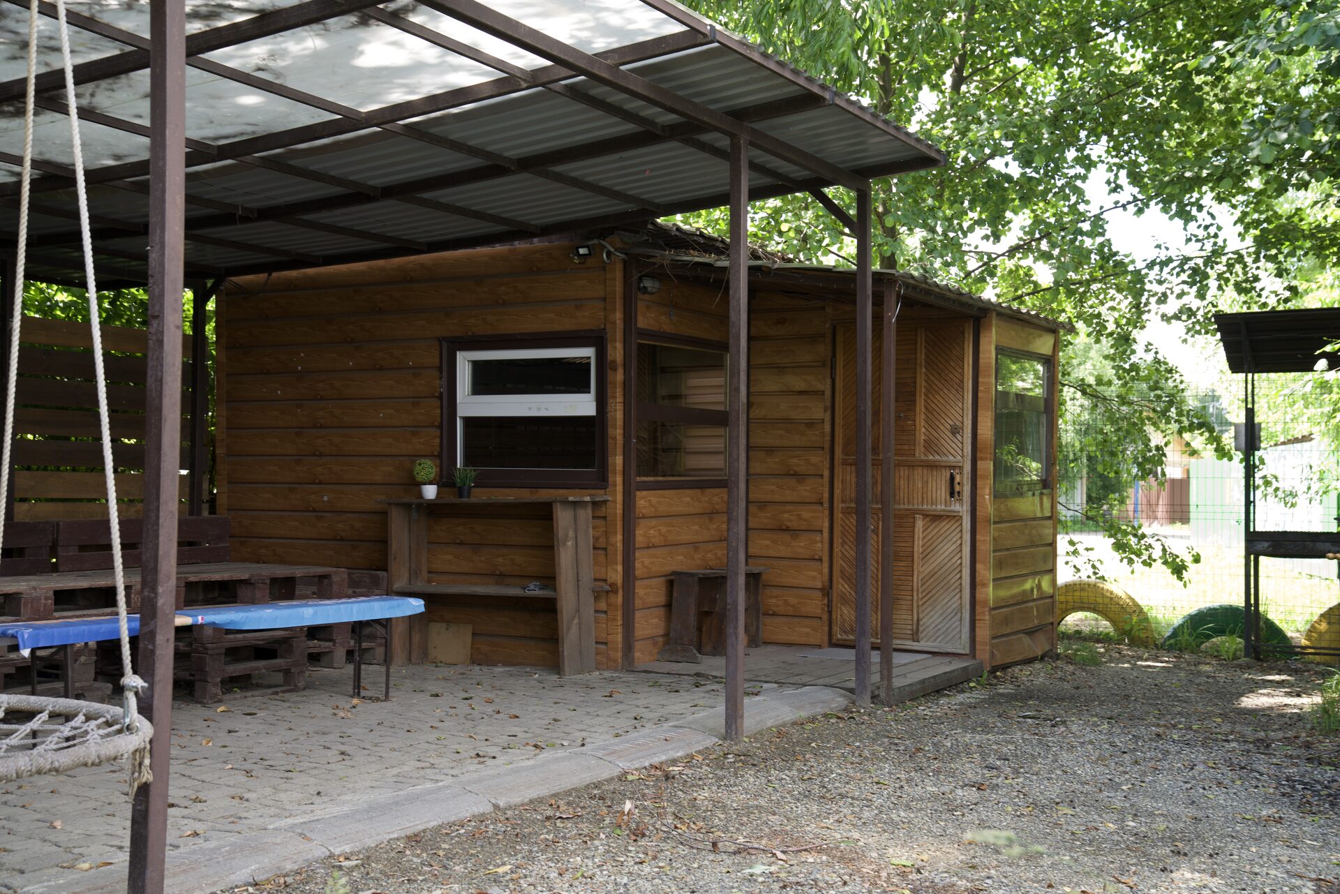 Домик с навесом